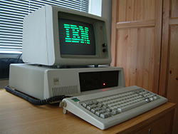 ancien ordinateur avec le logo ibm dessus