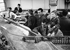 photo en noir et blanc des étudiants du railroad club